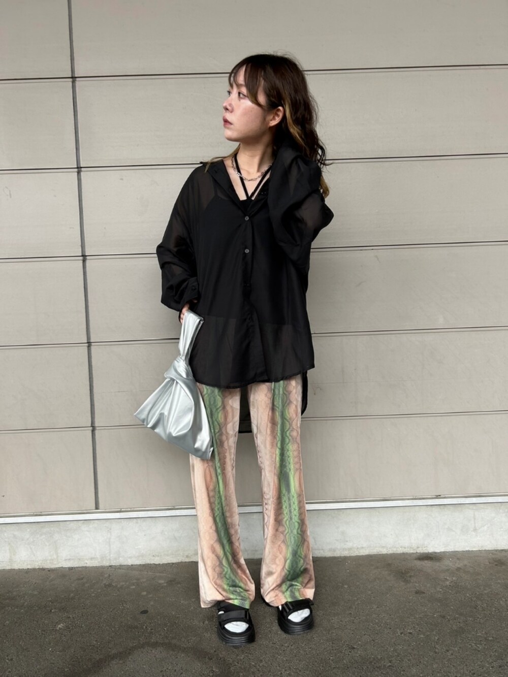 ブラック系のシャツ/ブラウス、ブラック系のキャミソール、ベージュ系のその他パンツを着用したレディースの夏コーディネートの2枚目の写真