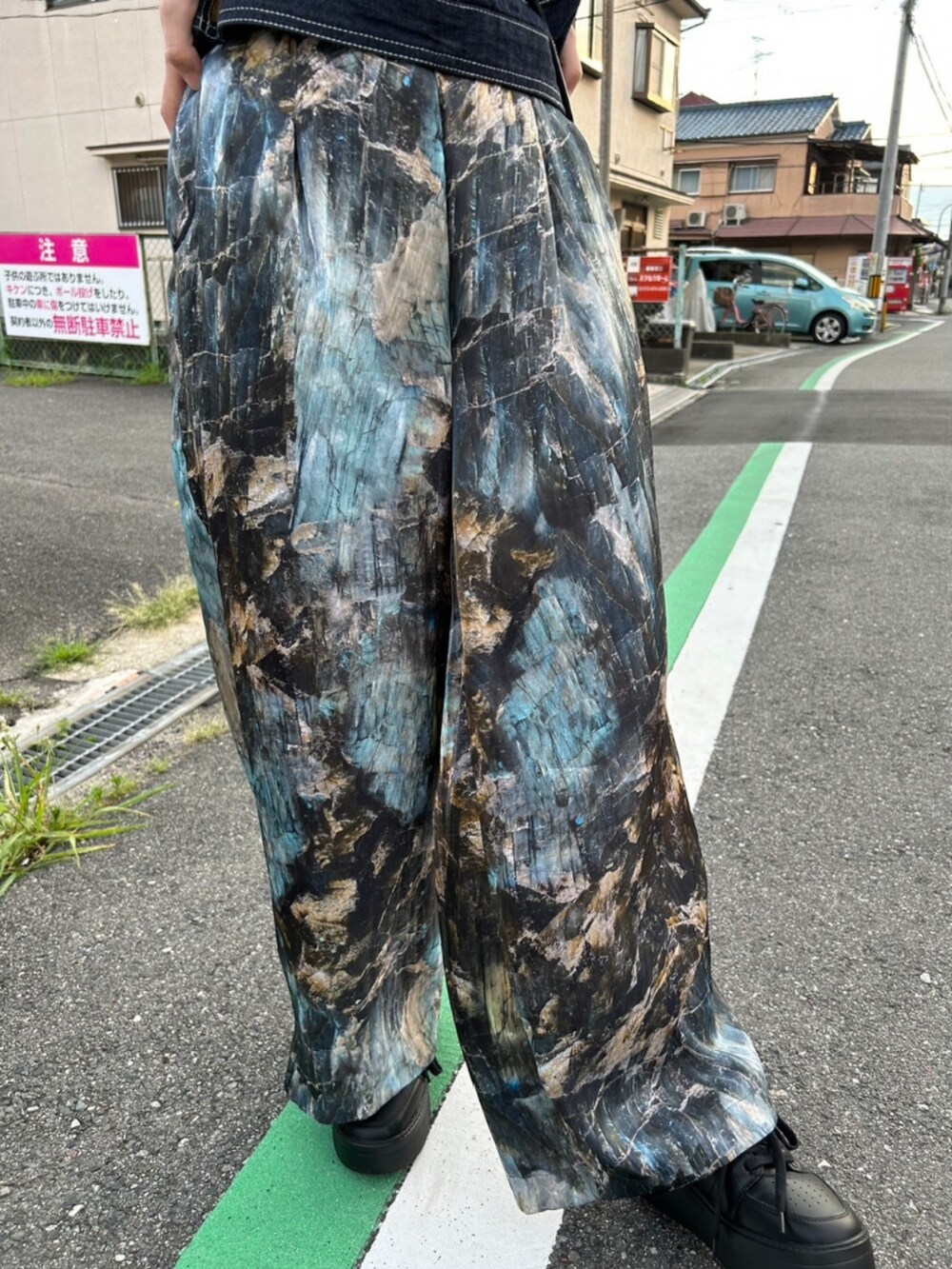 ブルー系のサロペット/オーバーオール、ブルー系のその他パンツ、ブラック系のスニーカーを着用したレディースの夏コーディネートの4枚目の写真