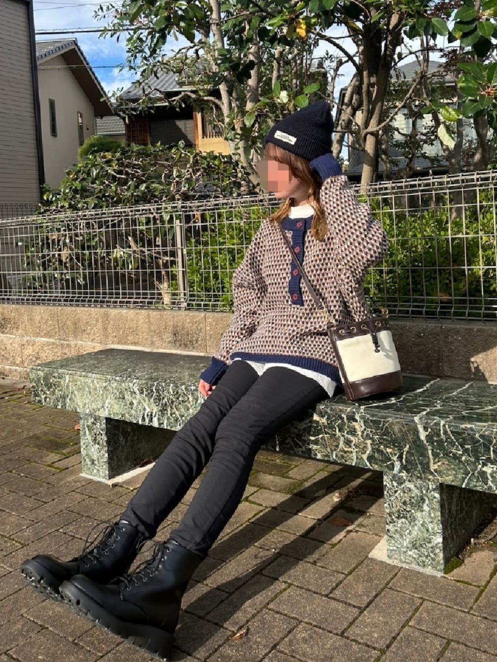 ブルー系のニット/セーターを着用したレディースの秋コーディネートの2枚目の写真