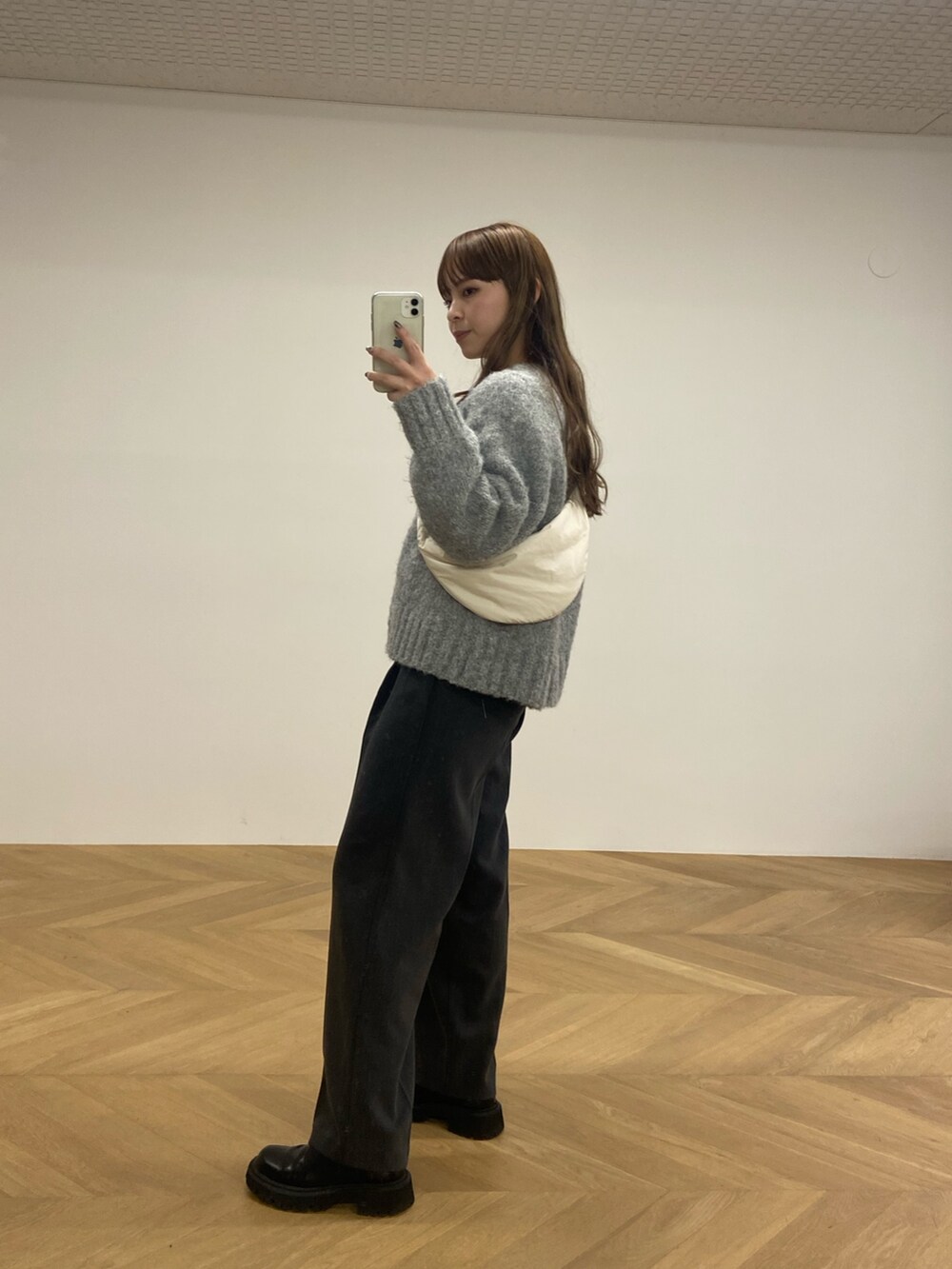 グレー系のカーディガン/ボレロ、グレー系のその他パンツ、ブラック系のブーツを着用したレディースの冬コーディネートの2枚目の写真