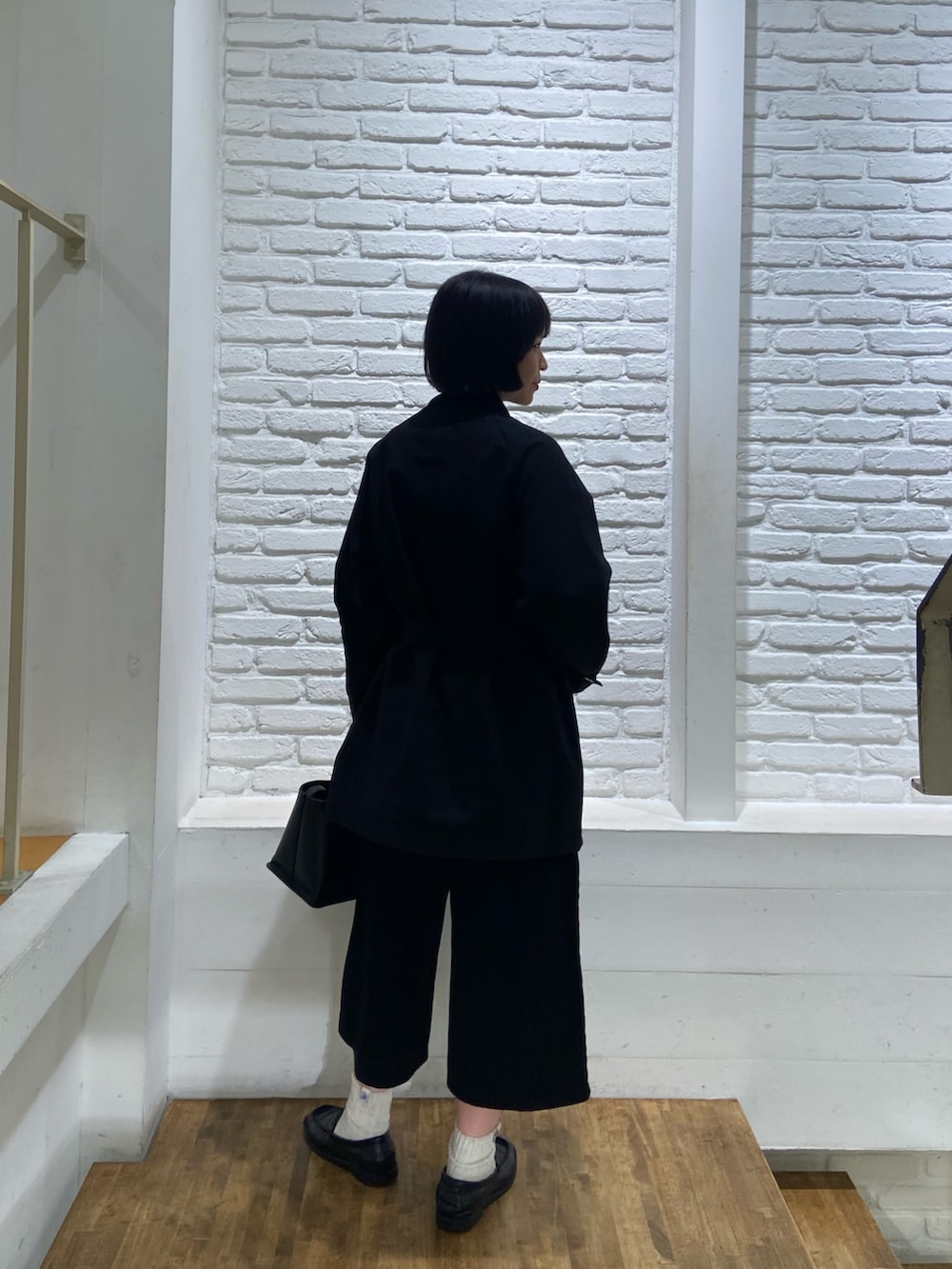 ブラック系のその他アウター、ブラック系のローファー、ブラック系のその他パンツを着用したレディースの秋コーディネートの3枚目の写真
