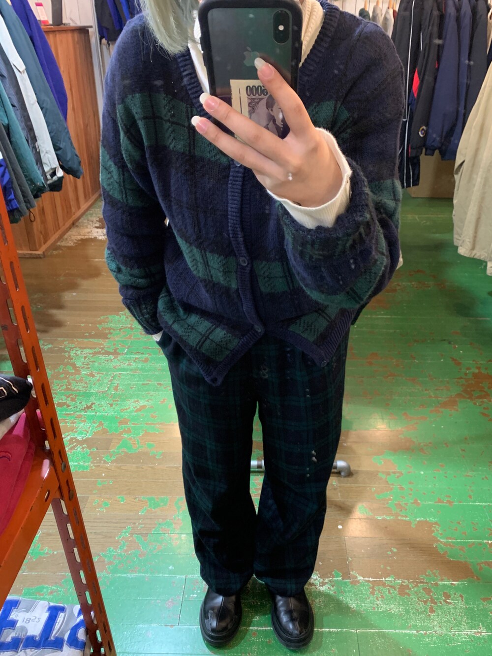 ブラック系のカチューシャを着用したレディースの春コーディネートの2枚目の写真