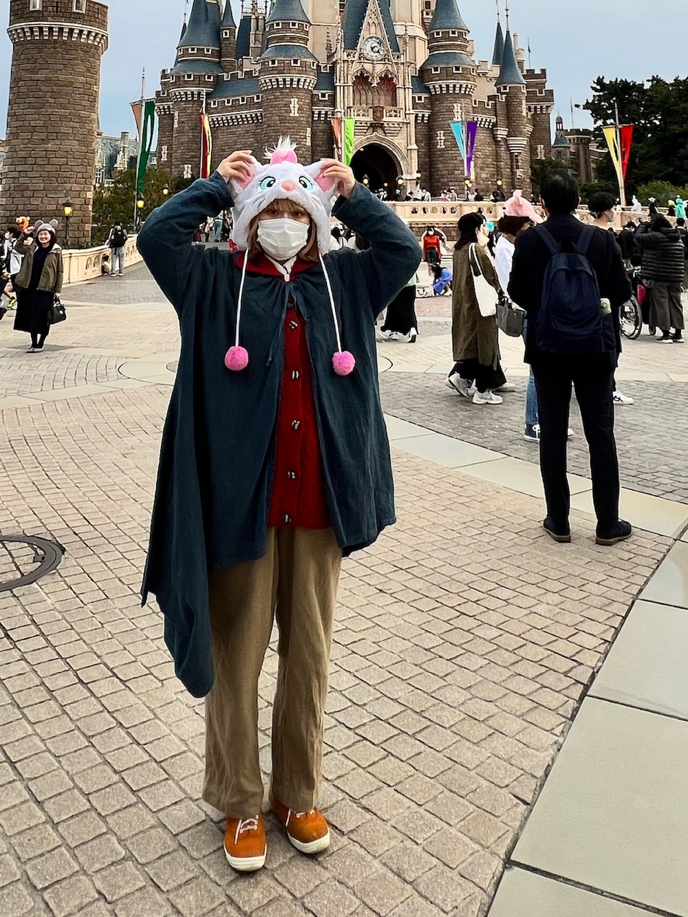 ブルー系のトップスを着用したレディースの春コーディネートの2枚目の写真