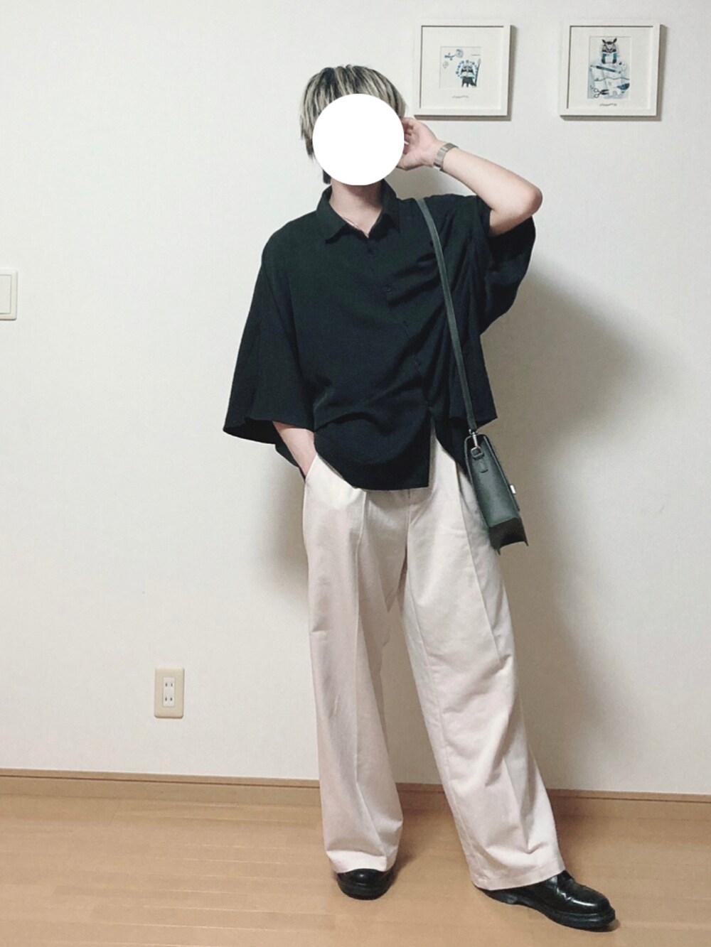 ブラック系のシャツ/ブラウス、ホワイト系のスラックス、ブラック系のドレスシューズを着用したメンズの夏コーディネートの2枚目の写真