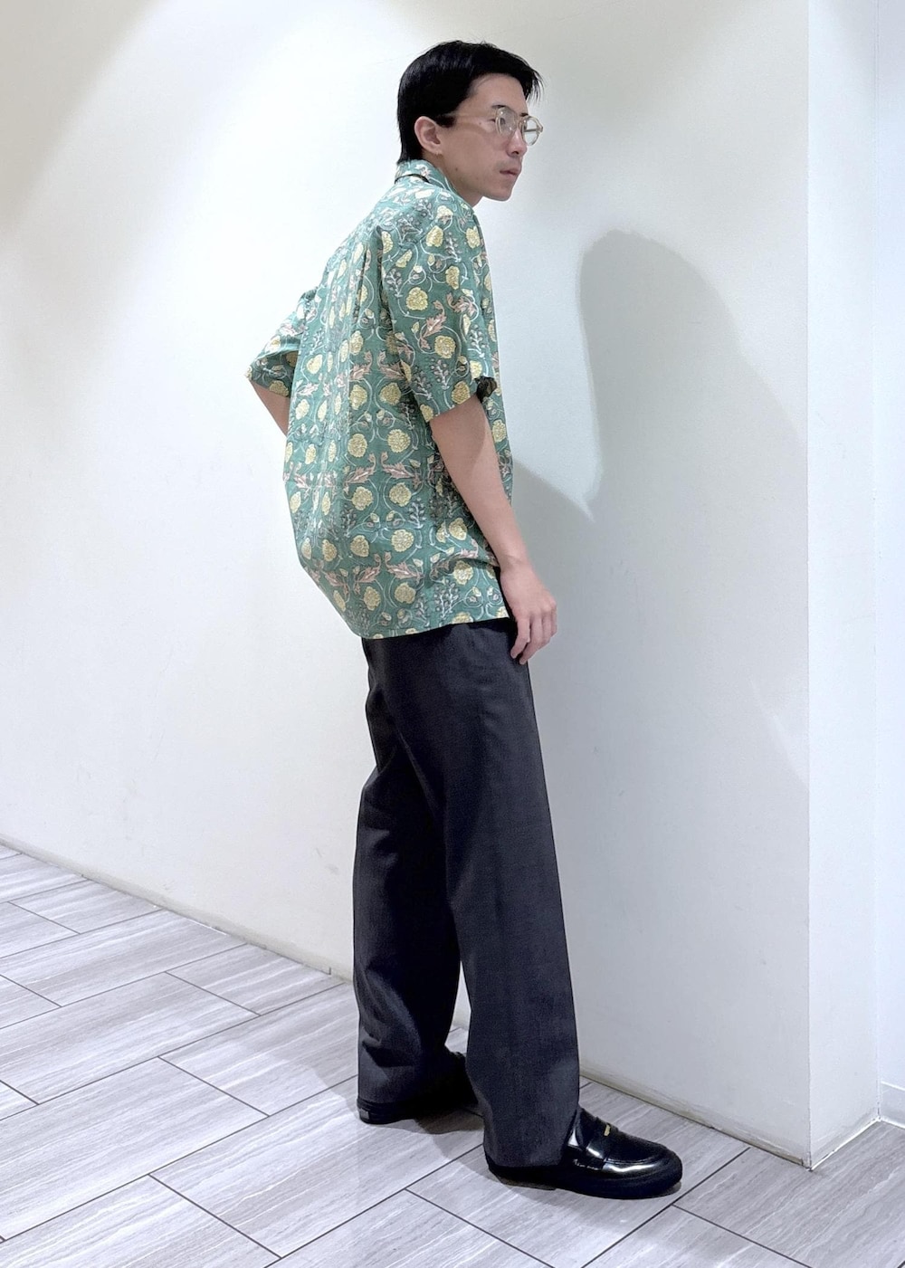 グレー系のその他パンツ、グリーン系のシャツ/ブラウスを着用したメンズの春コーディネートの2枚目の写真