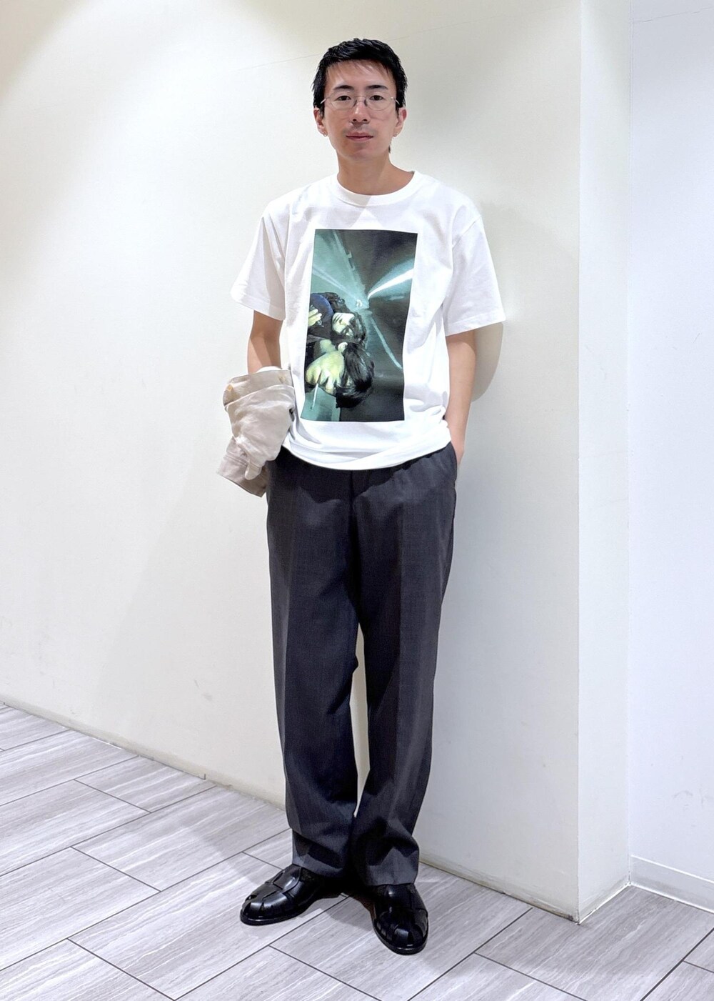 ブラック系のTシャツ/カットソー、ベージュ系のカバーオールを着用したメンズの春コーディネートの4枚目の写真