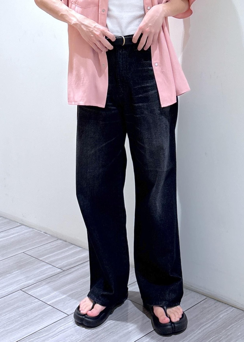 ピンク系のシャツ/ブラウス、ブラック系のデニムパンツを着用したメンズの夏コーディネートの2枚目の写真