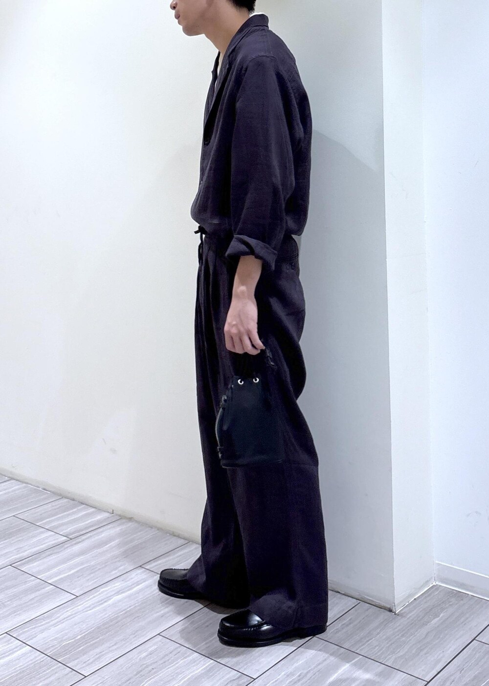 ブルー系のその他パンツ、ブルー系のテーラードジャケットを着用したメンズの春コーディネートの3枚目の写真