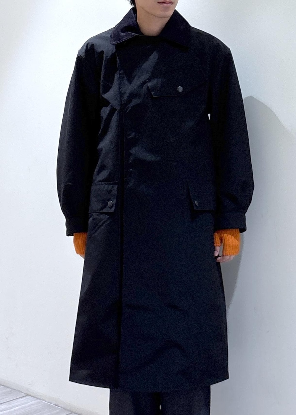 ブラック系のトレンチコートを着用したメンズの秋コーディネートの4枚目の写真