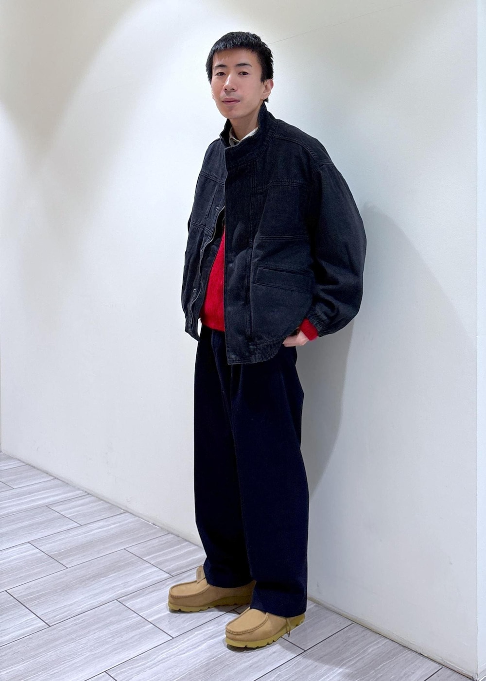 ベージュ系のブーツ、ホワイト系のシャツ/ブラウス、ブラック系のデニムジャケットを着用したメンズの冬コーディネートの3枚目の写真