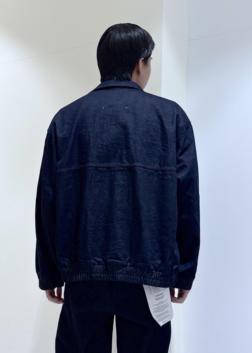 ブルー系のデニムパンツ、ブルー系のデニムジャケット、イエロー系のニット/セーターを着用したメンズの冬コーディネートの4枚目の写真