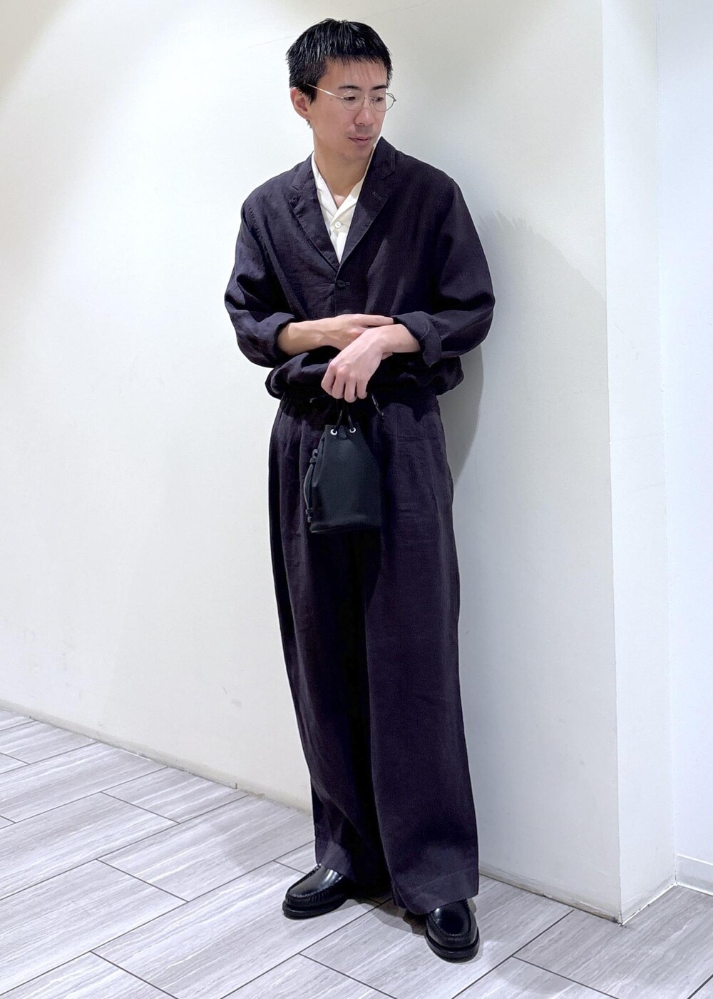 ブルー系のその他パンツ、ブルー系のテーラードジャケットを着用したメンズの春コーディネートの2枚目の写真