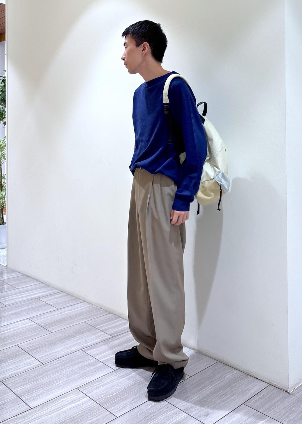 ブルー系のニット/セーターを着用したメンズの夏コーディネートの4枚目の写真