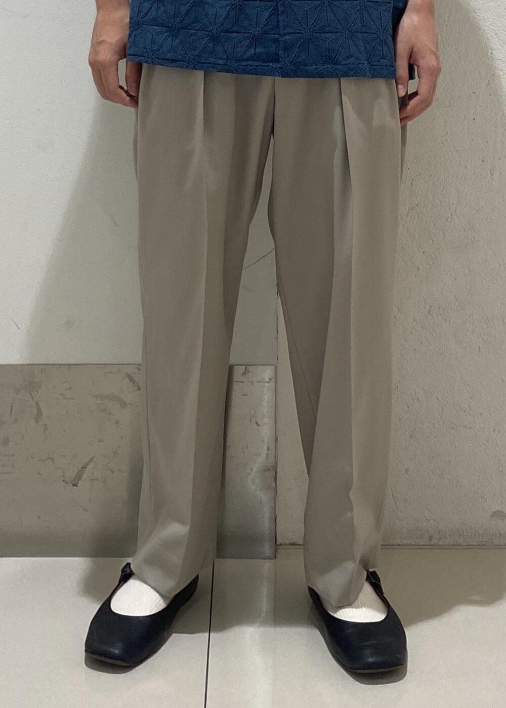 グレー系のスラックス、ブルー系のシャツ/ブラウスを着用したメンズの夏コーディネートの3枚目の写真