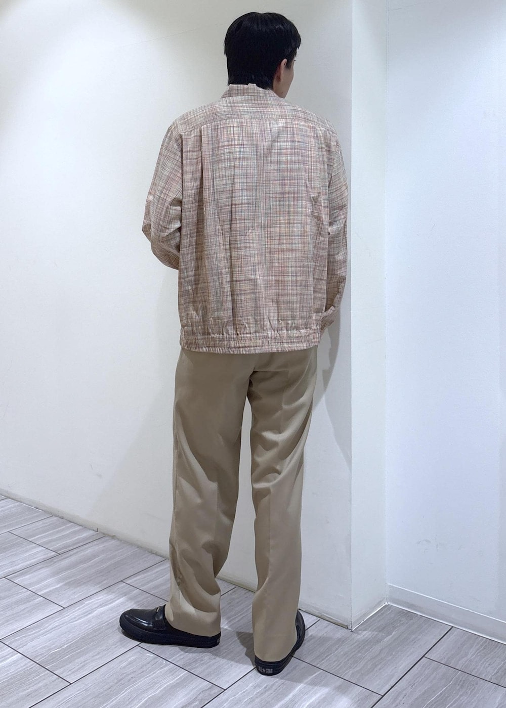 ベージュ系のその他パンツ、イエロー系のシャツ/ブラウスを着用したメンズの春コーディネートの3枚目の写真