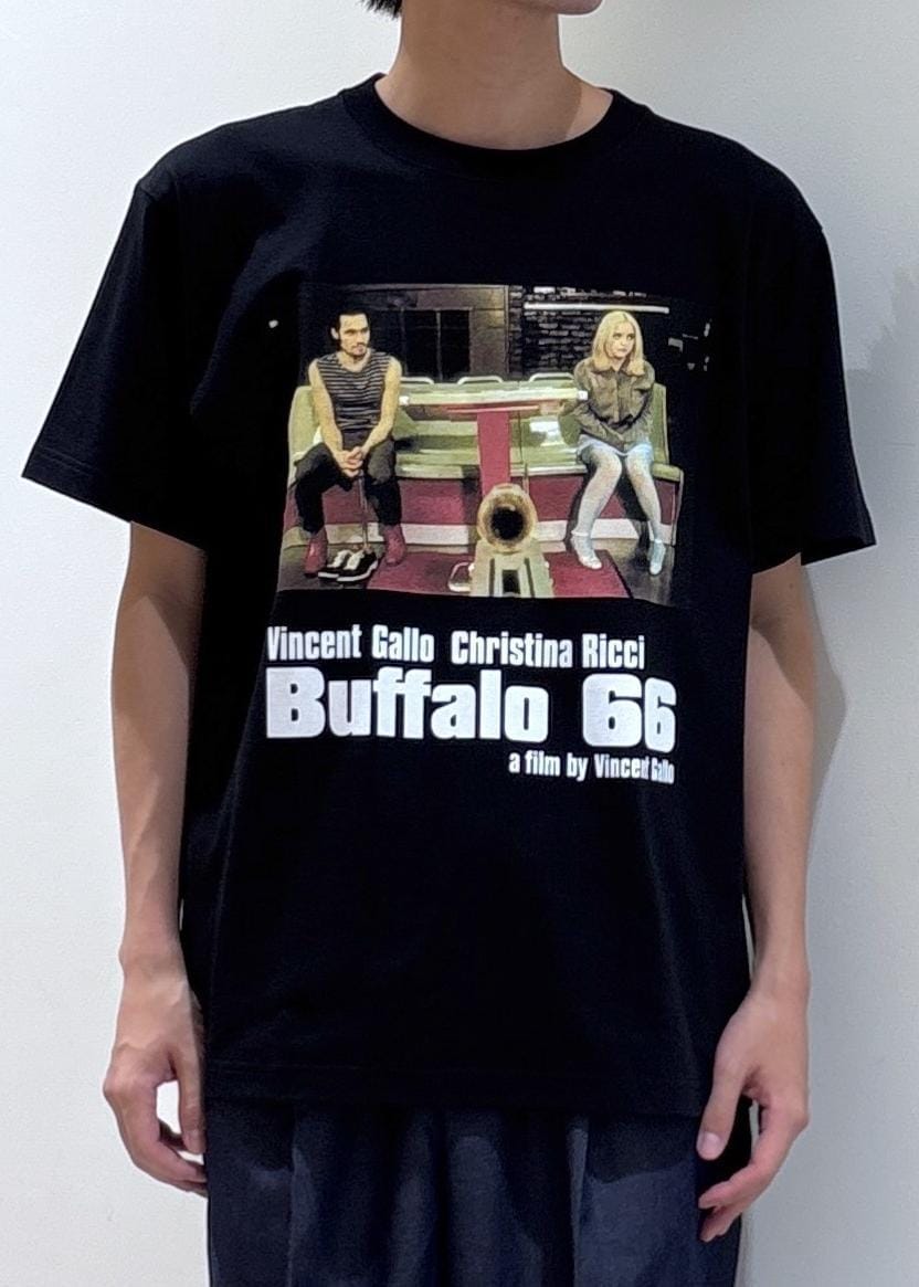 ブルー系のデニムパンツ、グレー系のTシャツ/カットソー、ベージュ系のトートバッグを着用したメンズの夏コーディネートの2枚目の写真