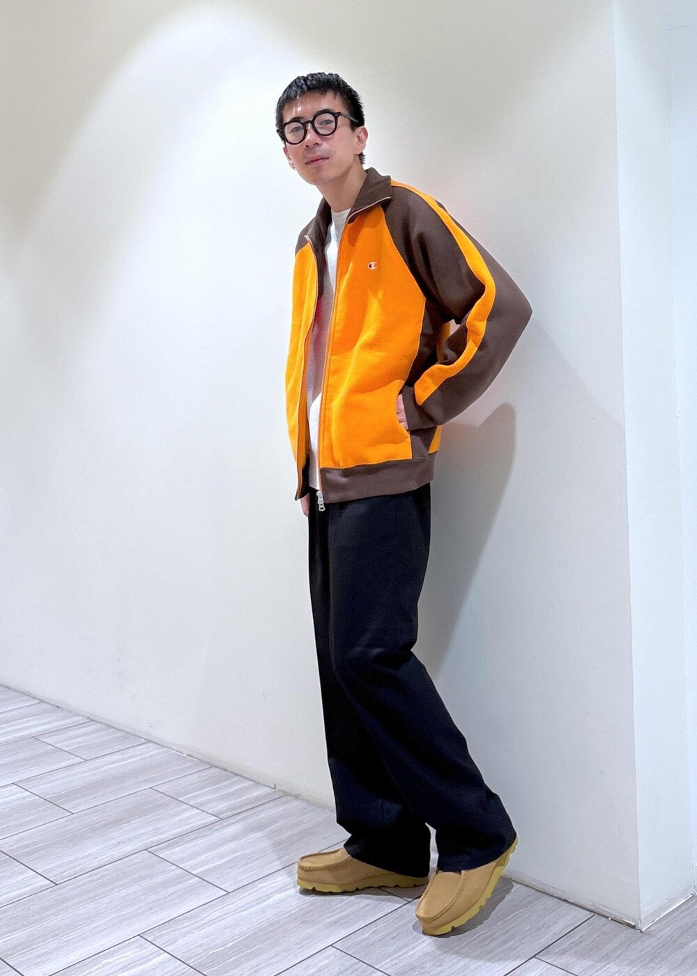 ブラウン系のカーディガン/ボレロ、ブラック系のスラックス、グレー系のスウェットを着用したメンズの秋コーディネートの2枚目の写真