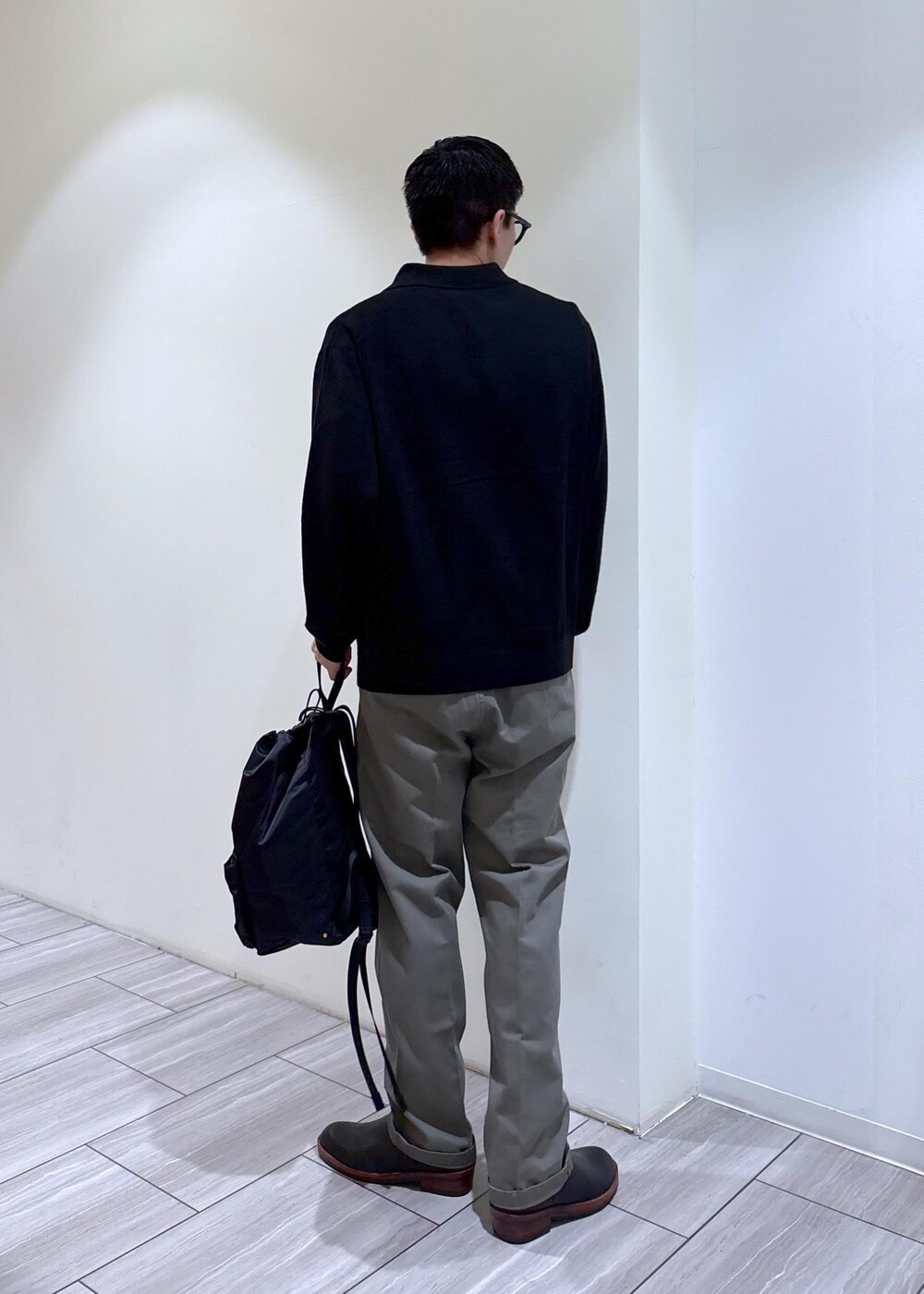 ブラック系のブーツ、ブラック系のニット/セーター、グレー系のその他パンツを着用したメンズの秋コーディネートの4枚目の写真