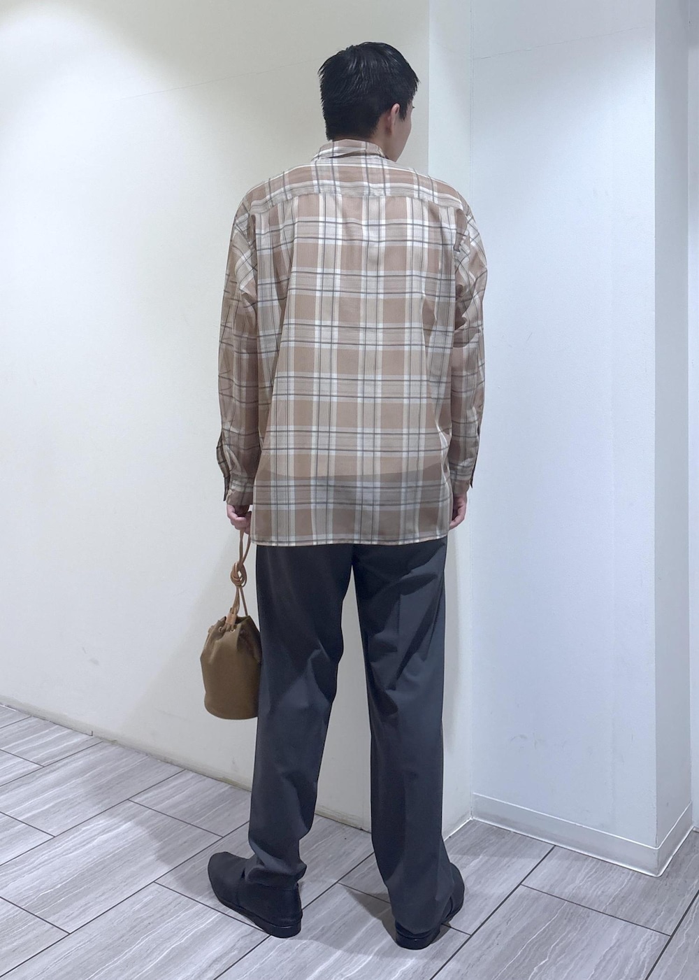 グレー系のスラックス、ベージュ系のシャツ/ブラウスを着用したメンズの春コーディネートの3枚目の写真