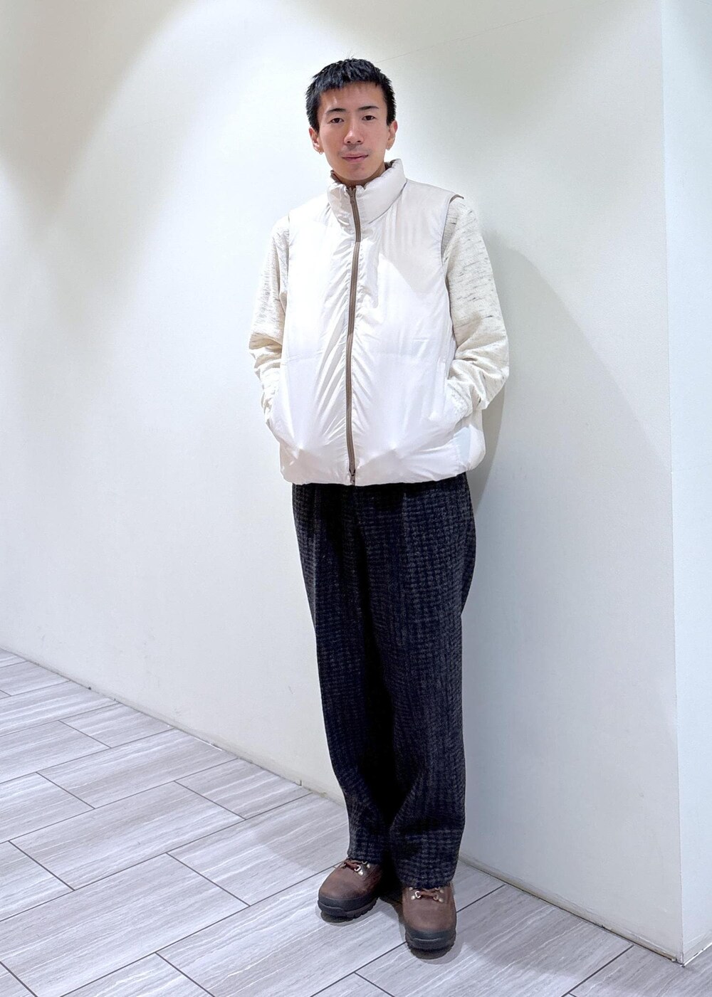 ベージュ系のその他アウター、ホワイト系のスウェット、グレー系のスラックスを着用したメンズの冬コーディネートの4枚目の写真