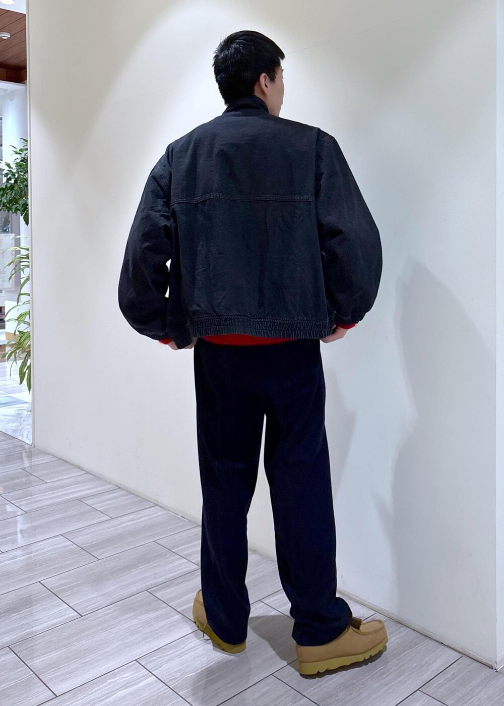 ベージュ系のブーツ、ホワイト系のシャツ/ブラウス、ブラック系のデニムジャケットを着用したメンズの冬コーディネートの5枚目の写真