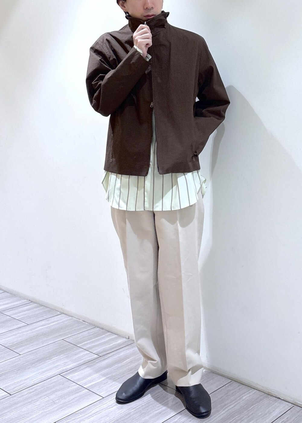 グリーン系のシャツ/ブラウス、ベージュ系のスラックス、ブラウン系のその他アウターを着用したメンズの冬コーディネートの3枚目の写真