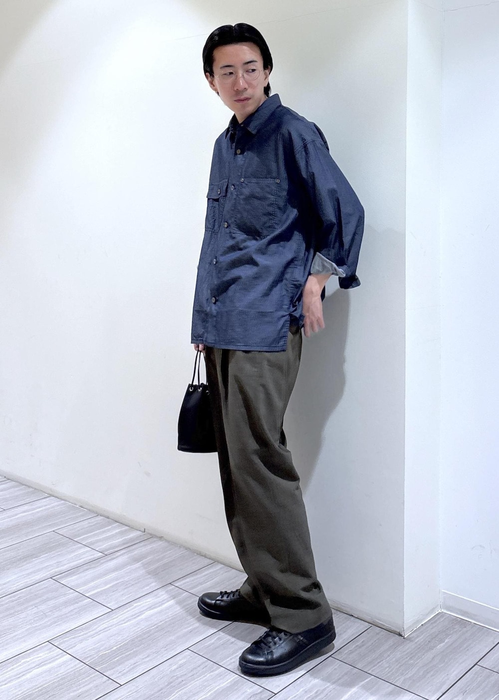 ブルー系のその他パンツ、ブルー系のシャツ/ブラウスを着用したメンズの春コーディネートの2枚目の写真