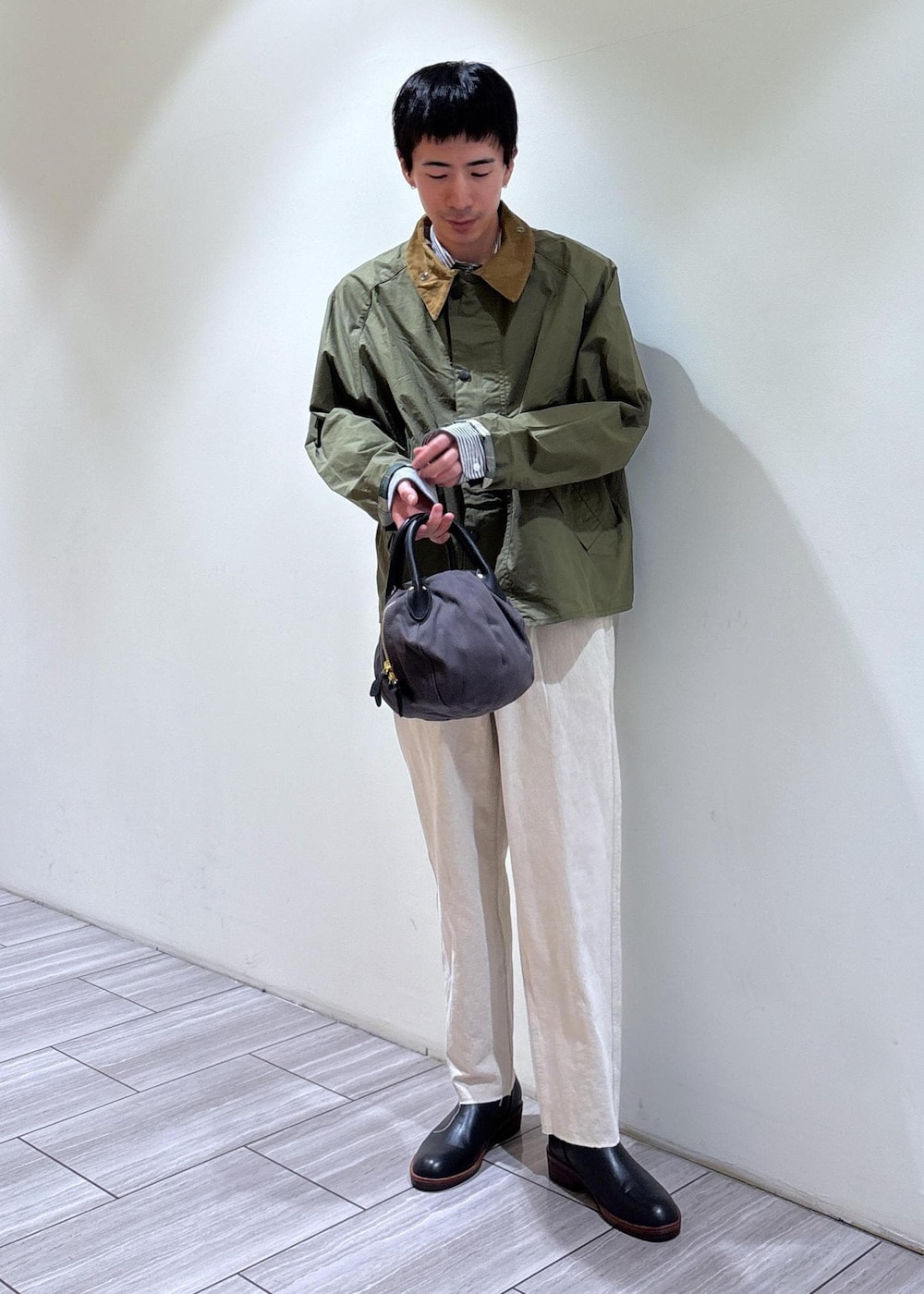 ブルー系のシャツ/ブラウス、ホワイト系のスラックスを着用したメンズの春コーディネートの2枚目の写真