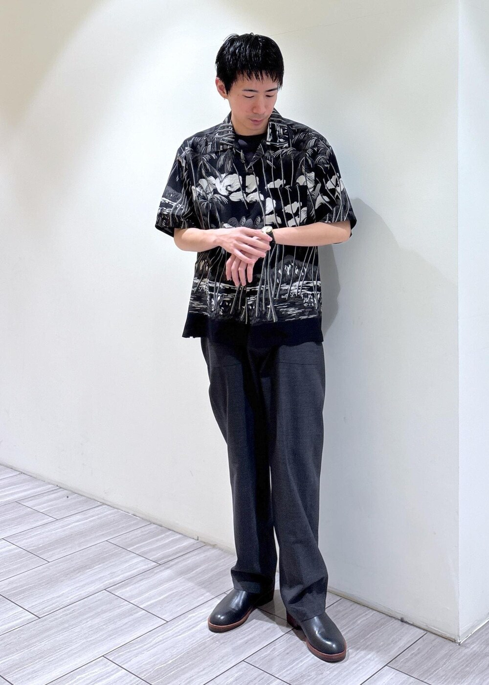 ブラック系のシャツ/ブラウス、グレー系のその他パンツを着用したメンズの春コーディネートの2枚目の写真