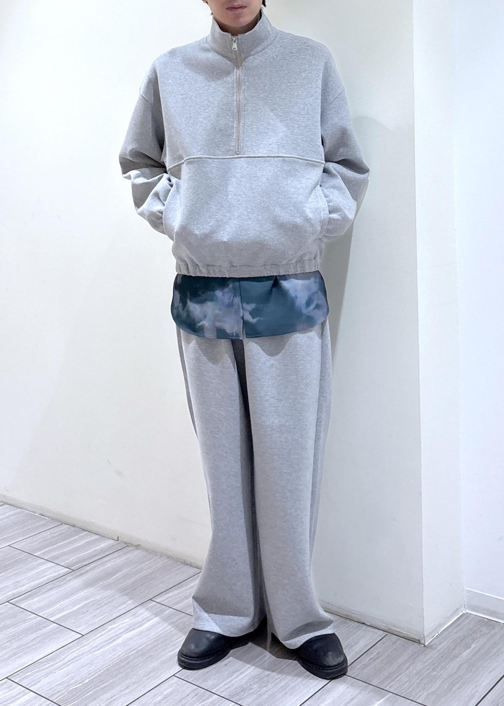 グリーン系のシャツ/ブラウス、グレー系のスウェット、グレー系のその他パンツを着用したメンズの冬コーディネートの3枚目の写真