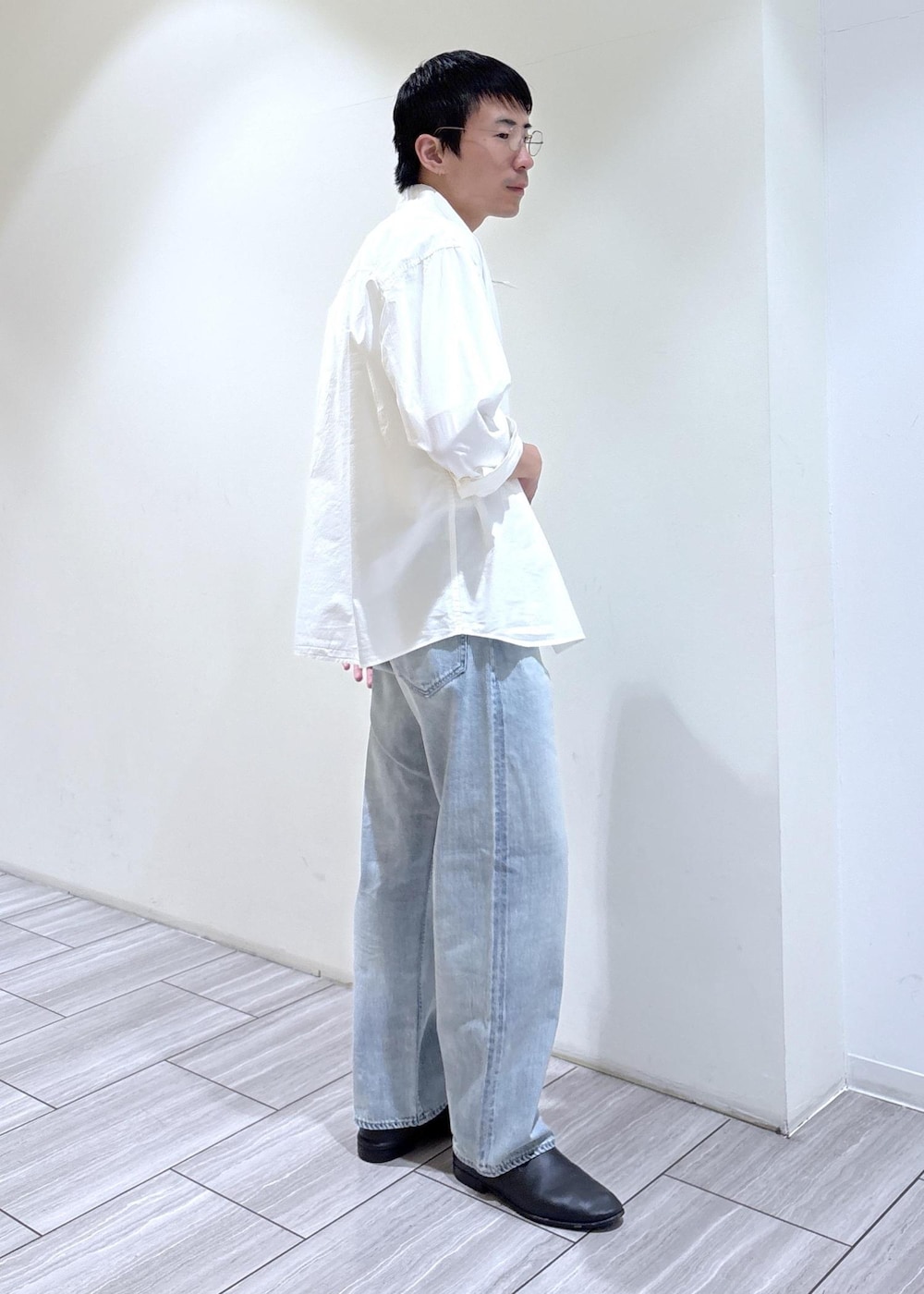 ブラック系のその他シューズ、ホワイト系のシャツ/ブラウス、ブルー系のデニムパンツを着用したメンズの春コーディネートの3枚目の写真