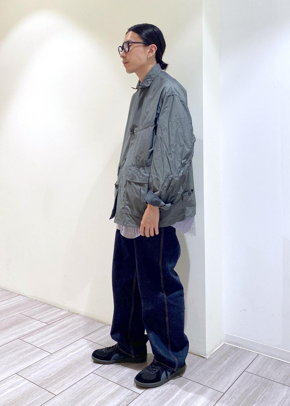 ブルー系のシャツ/ブラウス、ブルー系のデニムパンツ、グレー系のブルゾンを着用したメンズの秋コーディネートの2枚目の写真