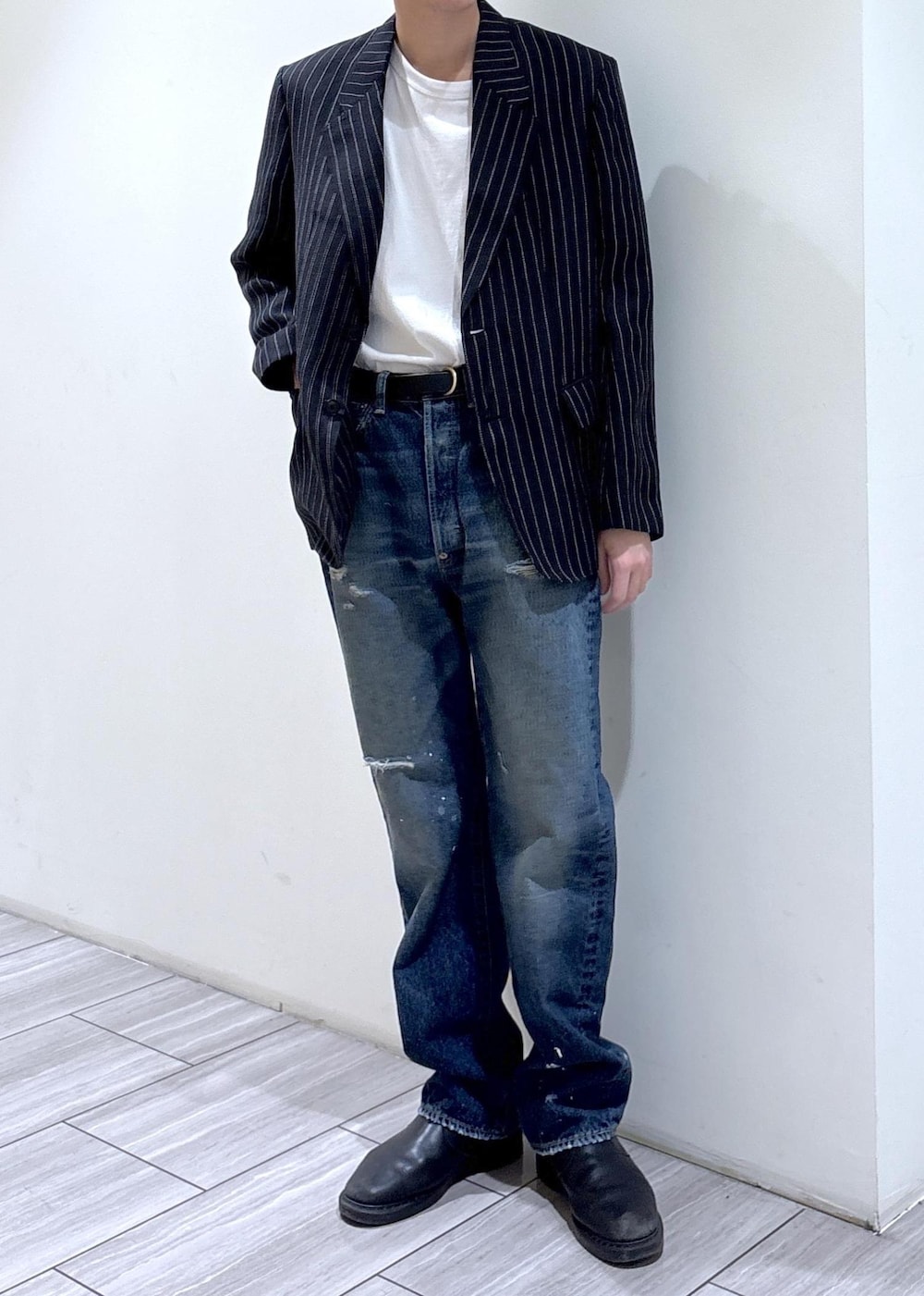 ブルー系のその他パンツ、ブラック系のテーラードジャケットを着用したメンズの春コーディネートの3枚目の写真