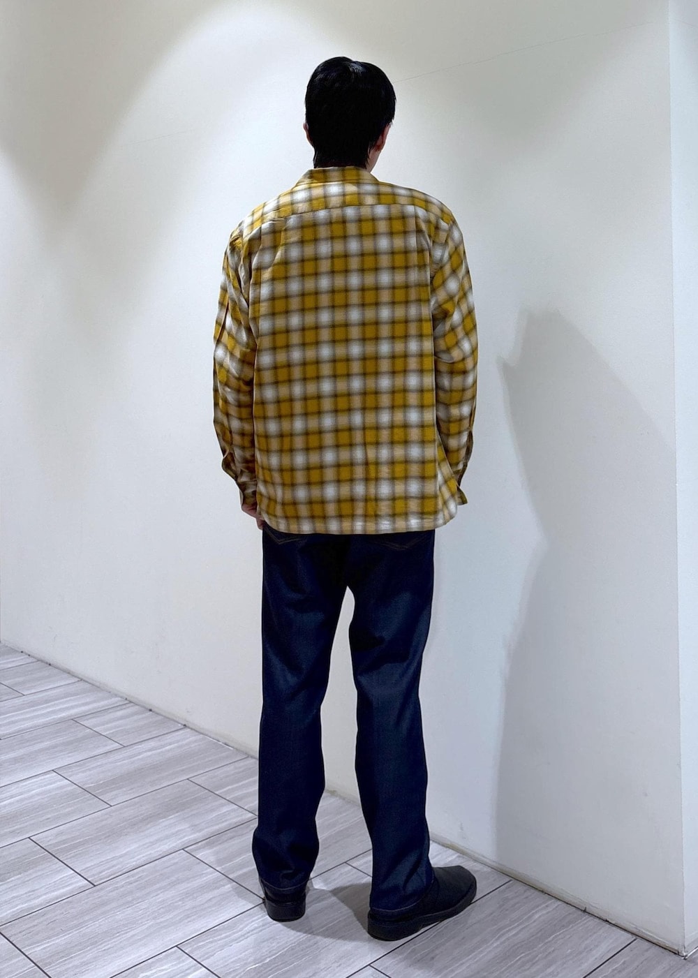 ブルー系のデニムパンツ、イエロー系のシャツ/ブラウスを着用したメンズの春コーディネートの3枚目の写真