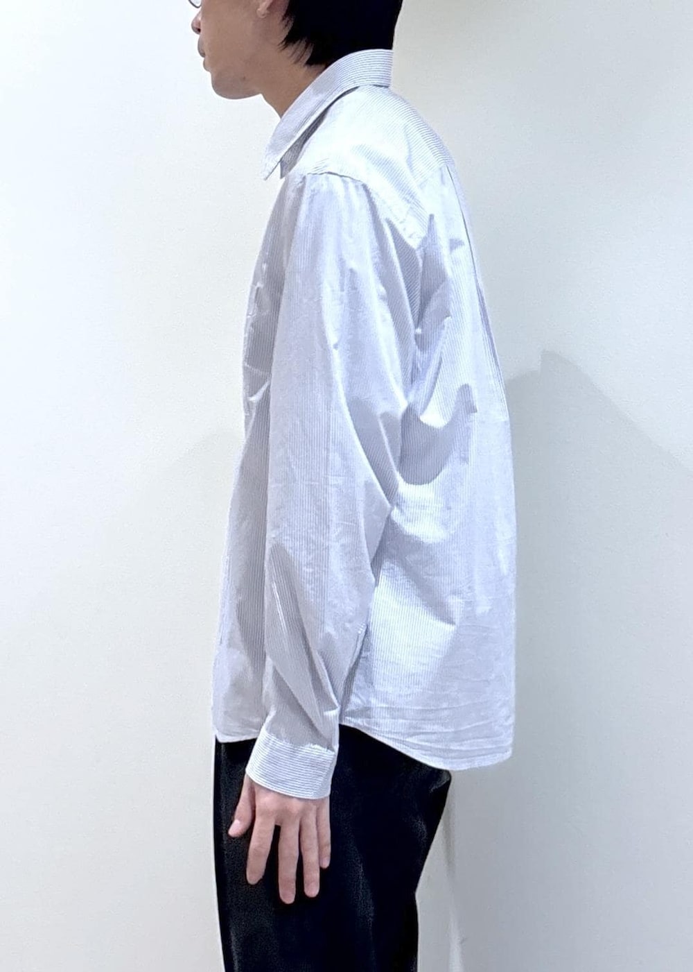 ブラック系のスラックス、ホワイト系のシャツ/ブラウスを着用したメンズの春コーディネートの3枚目の写真