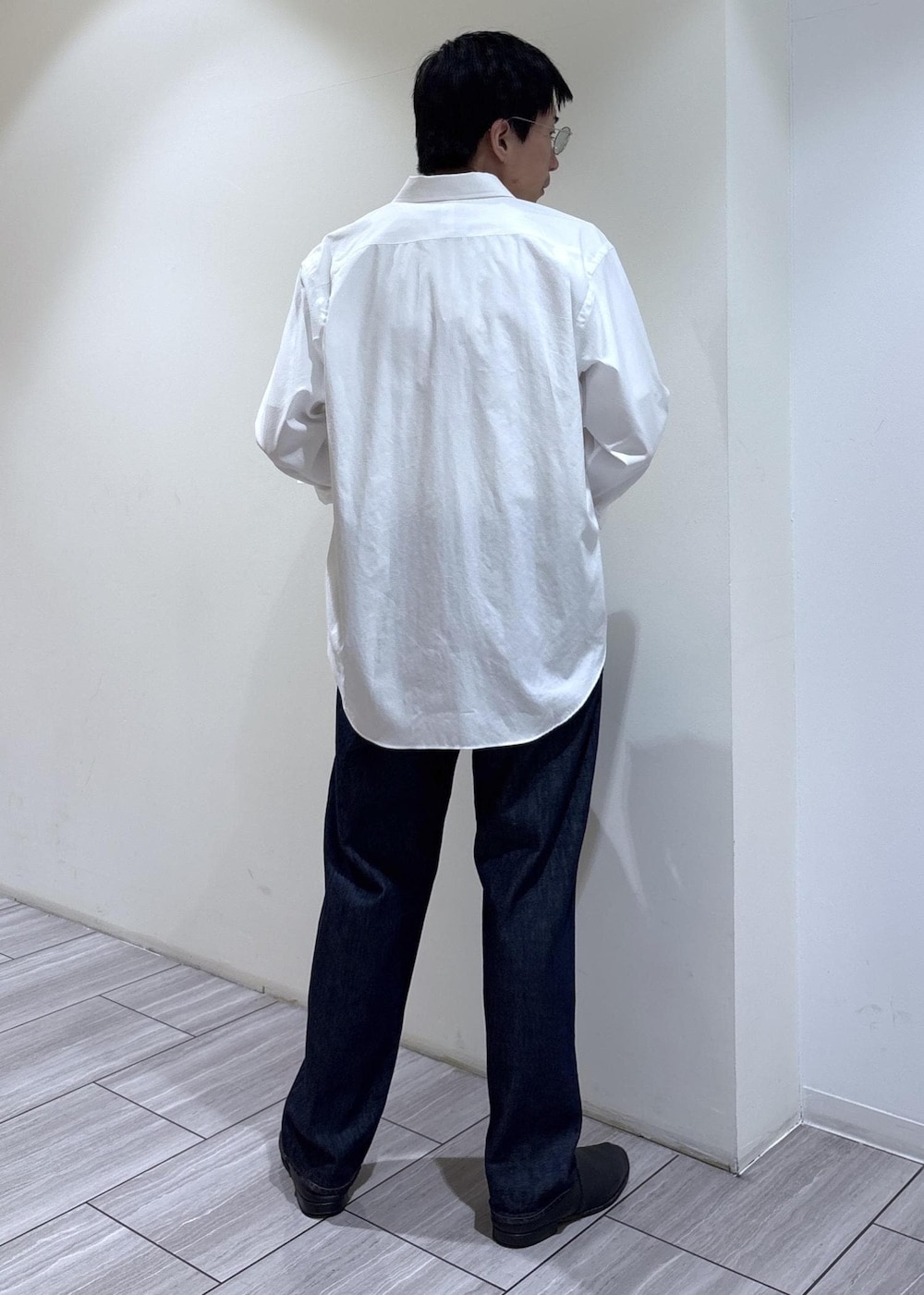 ホワイト系のシャツ/ブラウス、ブルー系のデニムパンツを着用したメンズの夏コーディネートの3枚目の写真