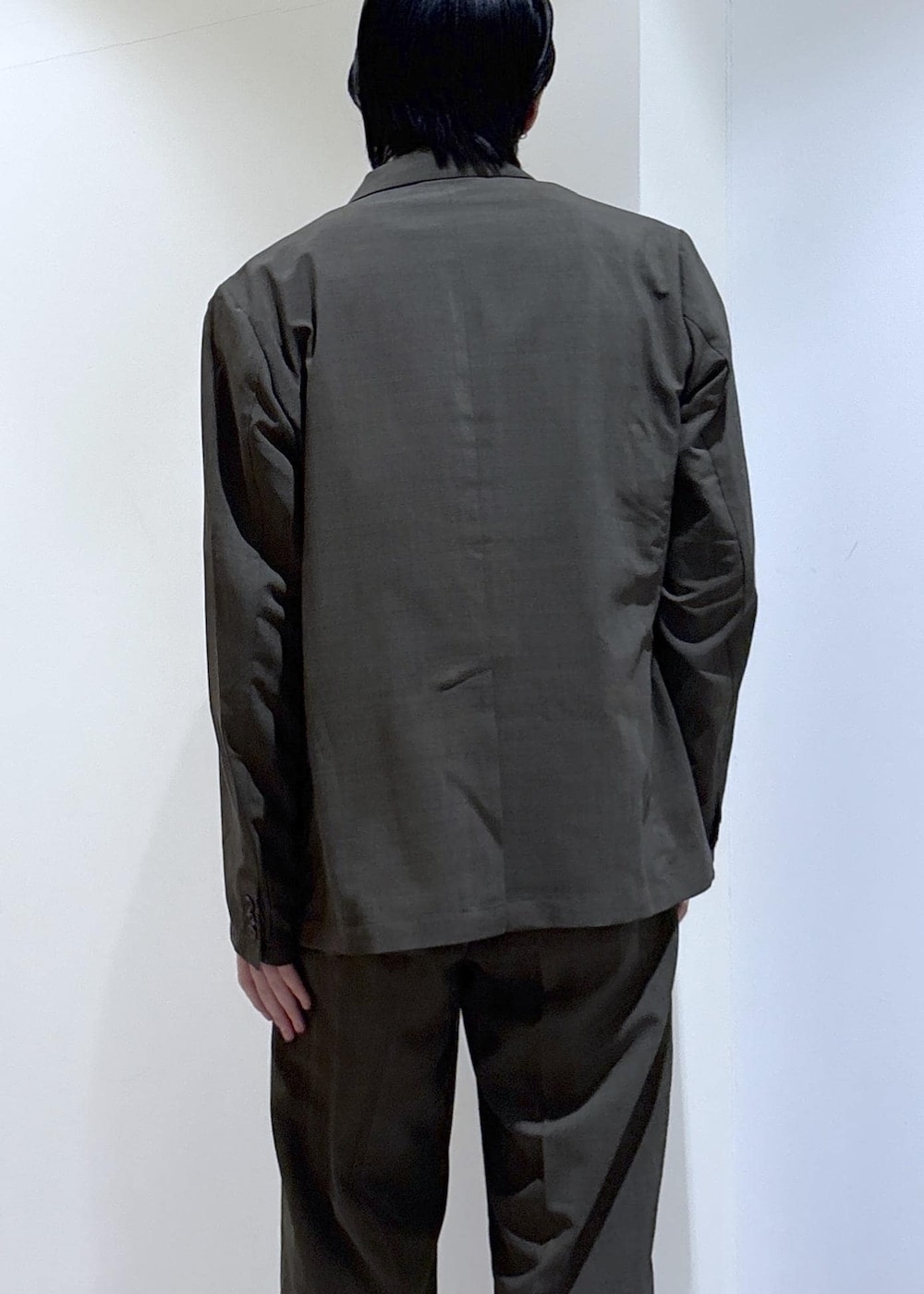 ブラック系のシャツ/ブラウス、グリーン系のセットアップ、ブルー系のその他パンツを着用したメンズの春コーディネートの3枚目の写真