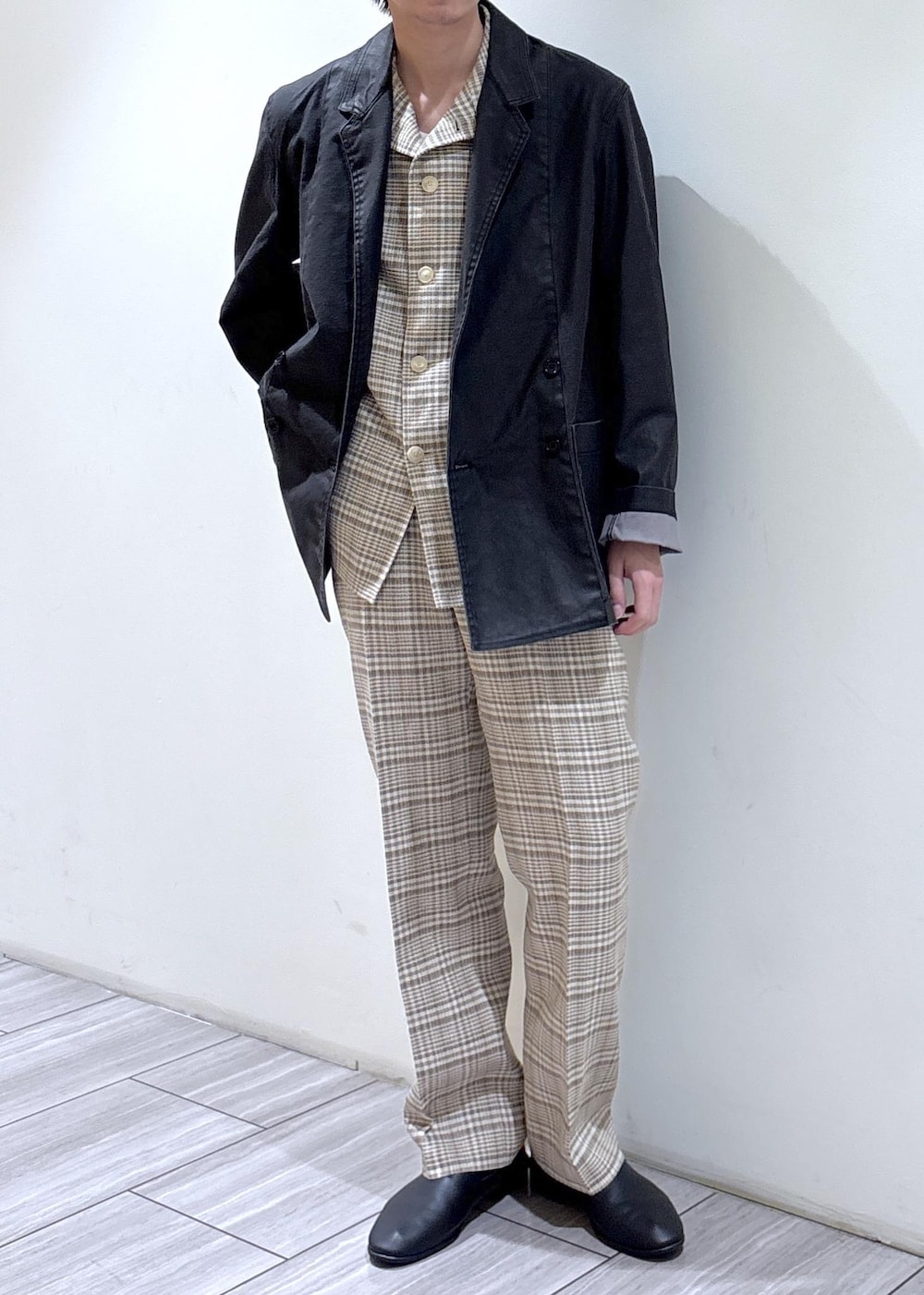 ベージュ系のその他アウター、ベージュ系のスラックスを着用したメンズの冬コーディネートの2枚目の写真