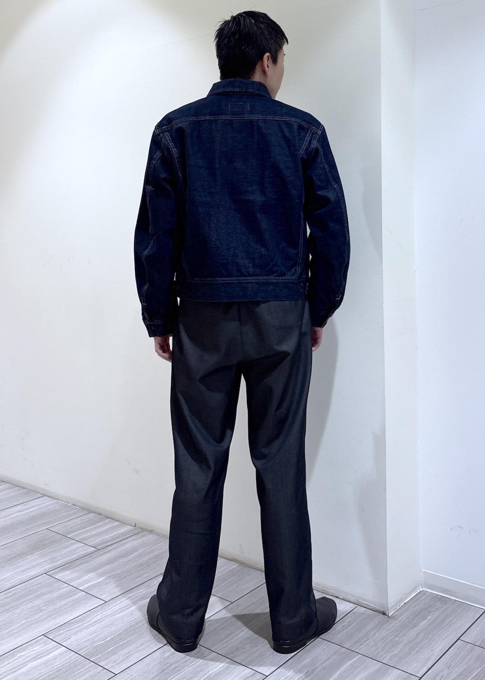 ブルー系のデニムジャケットを着用したメンズの春コーディネートの5枚目の写真