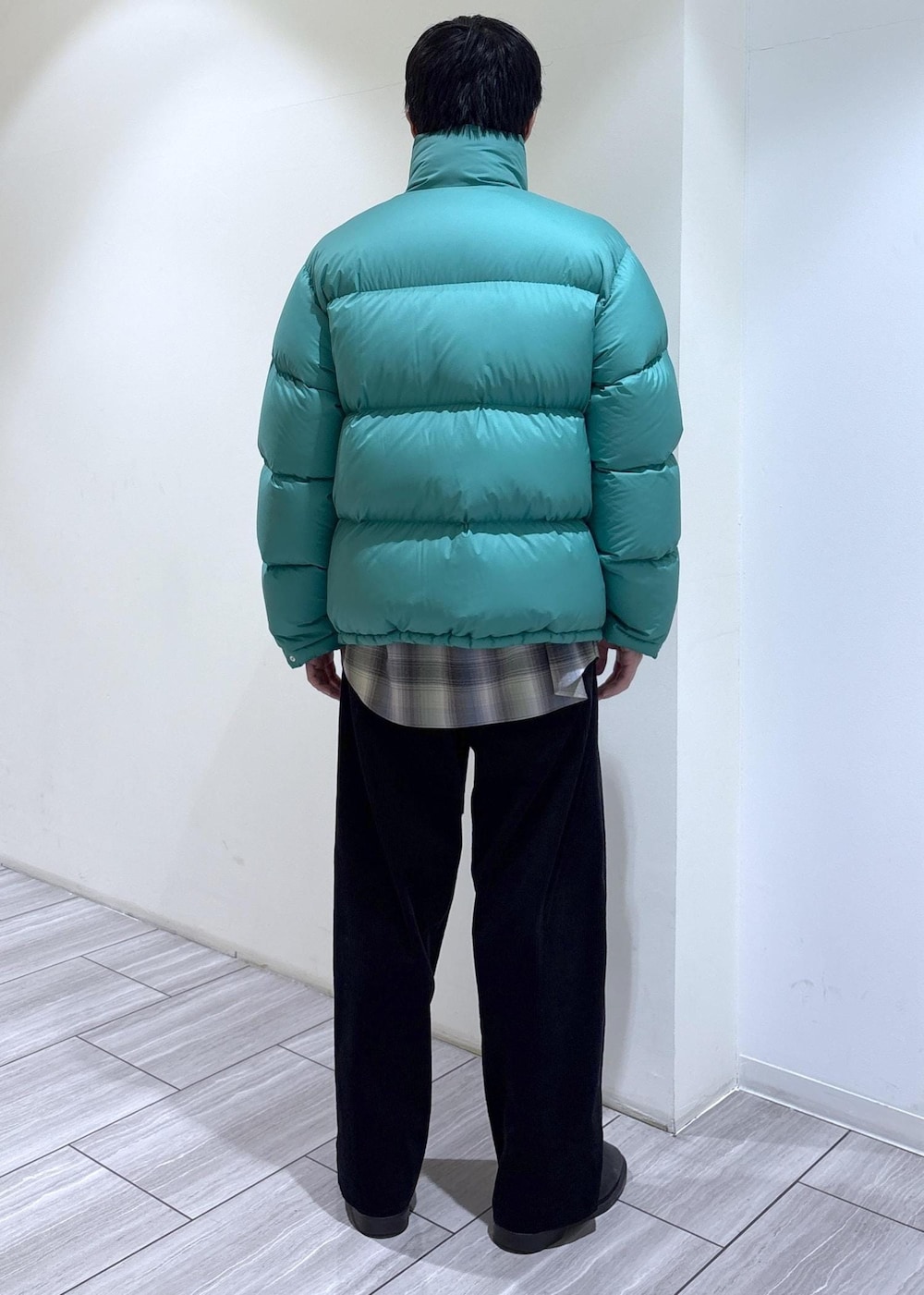 ブルー系のスラックスを着用したメンズの冬コーディネートの3枚目の写真