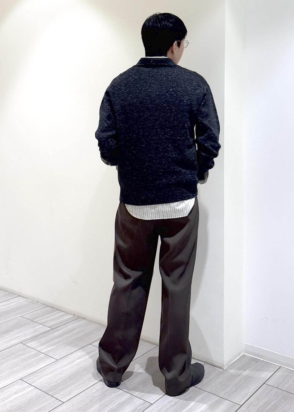 グレー系のシャツ/ブラウス、ブラック系のニット/セーターを着用したメンズの夏コーディネートの3枚目の写真