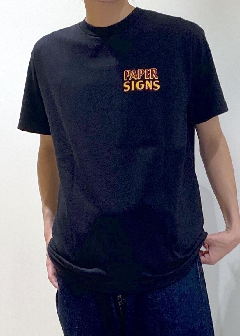 ブラック系のスニーカー、ブルー系のデニムパンツを着用したメンズの夏コーディネートの3枚目の写真