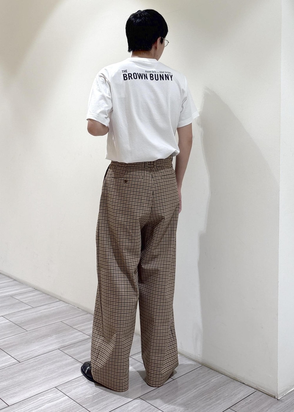 ブラック系のTシャツ/カットソーを着用したメンズの夏コーディネートの3枚目の写真
