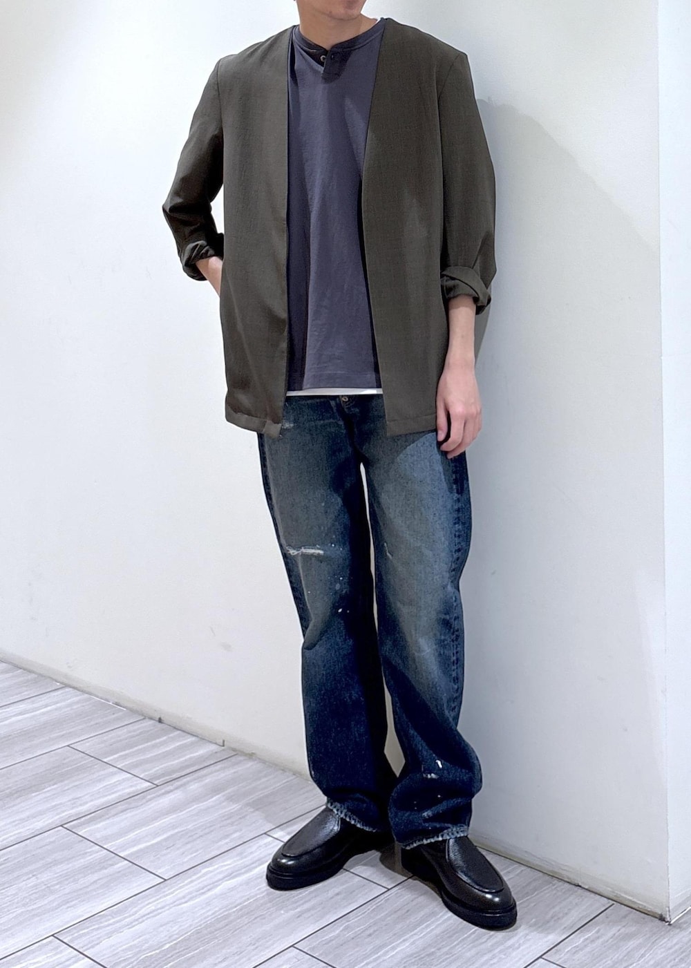 グリーン系のセットアップ、ホワイト系のTシャツ/カットソー、ブルー系のその他パンツを着用したメンズの春コーディネートの3枚目の写真