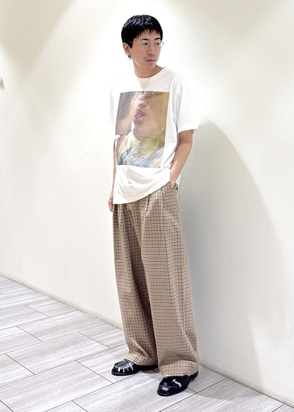 ブラック系のTシャツ/カットソーを着用したメンズの夏コーディネートの2枚目の写真