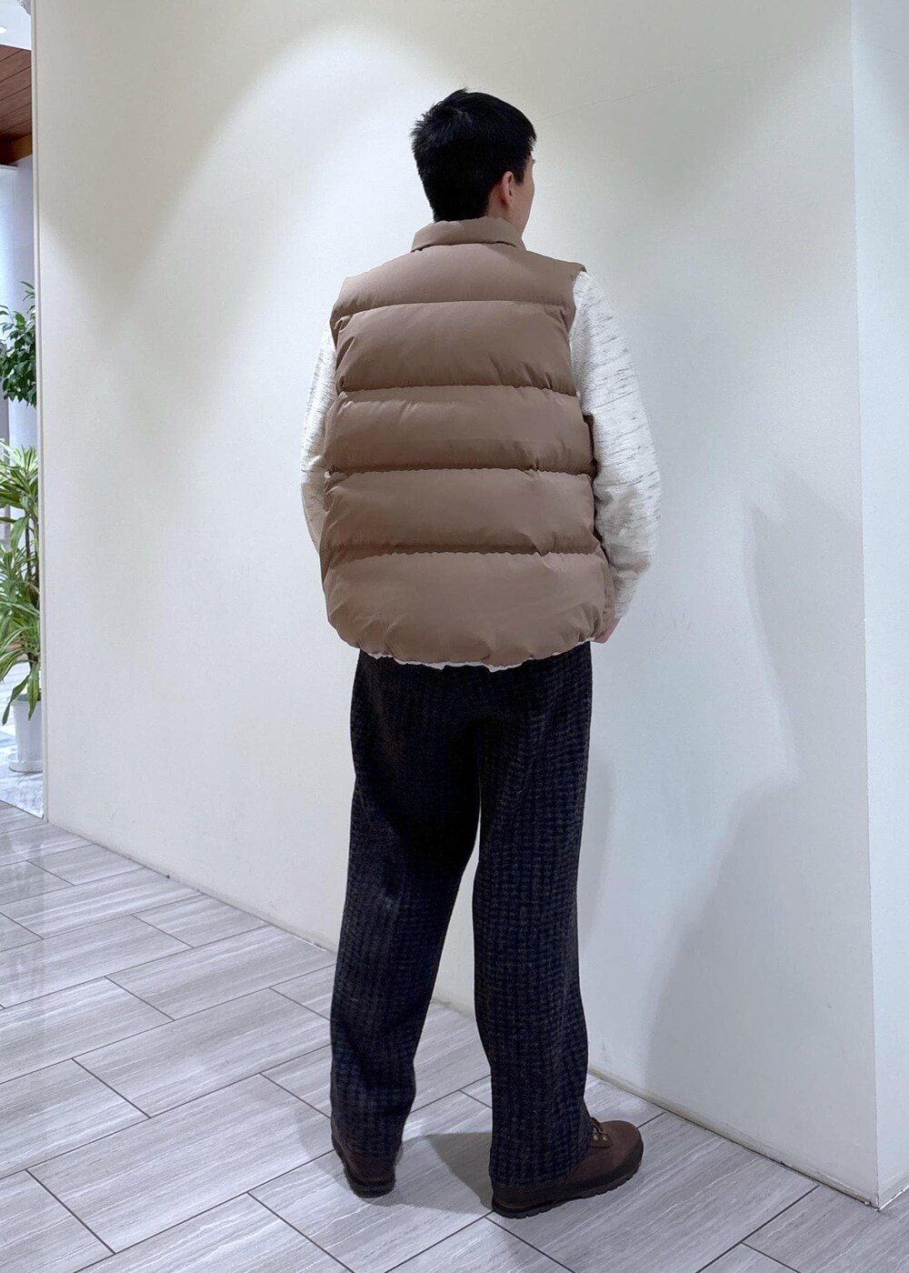 ベージュ系のその他アウター、ホワイト系のスウェット、グレー系のスラックスを着用したメンズの冬コーディネートの3枚目の写真