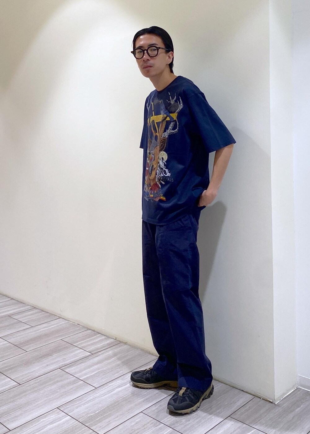 ブルー系のTシャツ/カットソー、ブルー系のカーゴパンツを着用したメンズの夏コーディネートの3枚目の写真