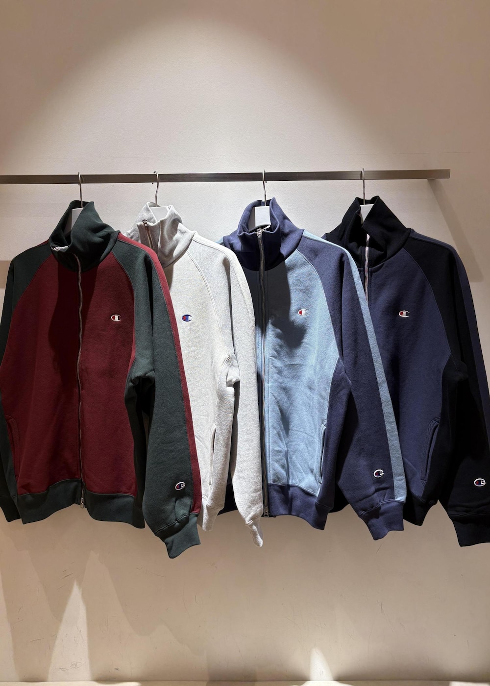 ブラック系のスリッポン、ブルー系のカーディガン/ボレロ、ブルー系のスラックスを着用したメンズの秋コーディネートの5枚目の写真