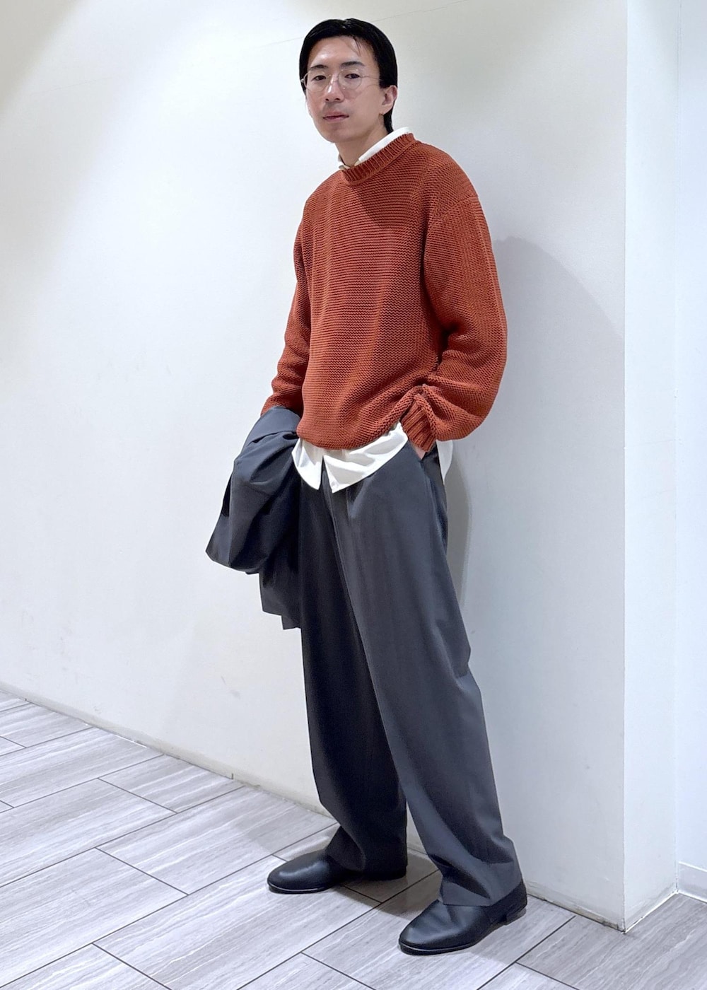 グレー系のノーカラージャケット、ホワイト系のシャツ/ブラウス、グレー系のスラックスを着用したメンズの冬コーディネートの2枚目の写真