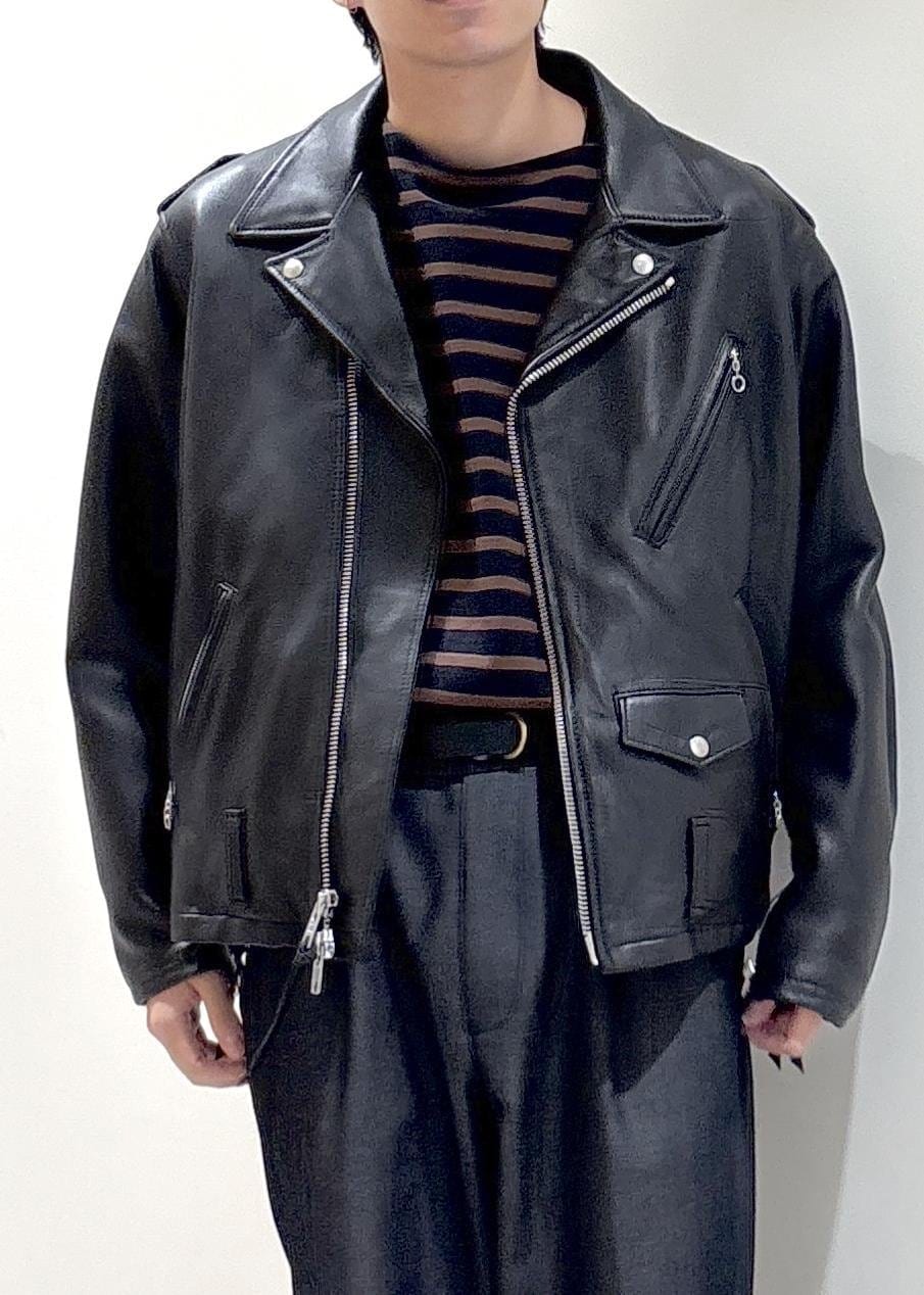 ブラック系のデニムパンツ、ブラウン系のTシャツ/カットソー、ブラック系のライダースジャケットを着用したメンズの秋コーディネートの6枚目の写真